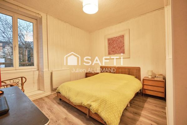 Maison en pierres atypique, offrant de beaux volumes, avec dépendances