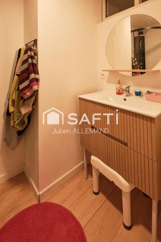 Maison en pierres atypique, offrant de beaux volumes, avec dépendances