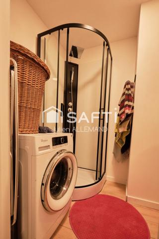 Maison en pierres atypique, offrant de beaux volumes, avec dépendances