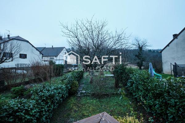 Maison en pierres atypique, offrant de beaux volumes, avec dépendances