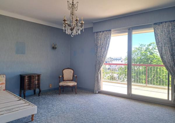 Bel appartement T6 de 160 m² avec triple exposition en étage élevé au sein de la Résidence de la Guylhomné