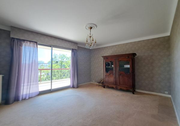 Bel appartement T6 de 160 m² avec triple exposition en étage élevé au sein de la Résidence de la Guylhomné