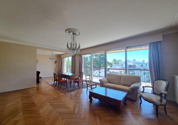 Bel appartement T6 de 160 m² avec triple exposition en étage élevé au sein de la Résidence de la Guylhomné