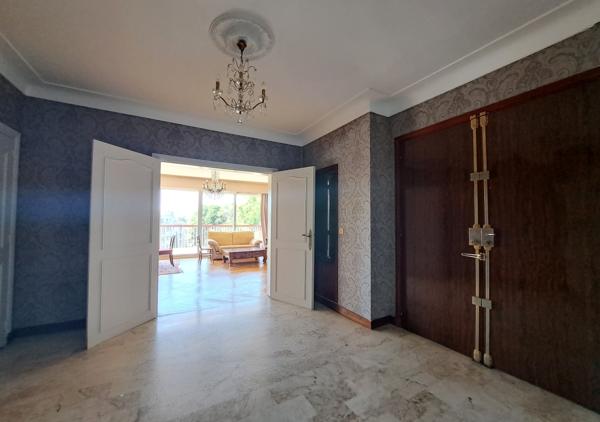Bel appartement T6 de 160 m² avec triple exposition en étage élevé au sein de la Résidence de la Guylhomné