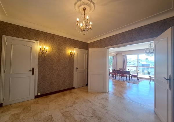 Bel appartement T6 de 160 m² avec triple exposition en étage élevé au sein de la Résidence de la Guylhomné