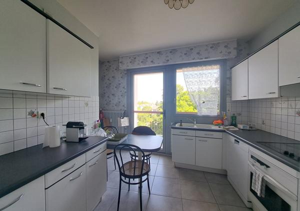 Bel appartement T6 de 160 m² avec triple exposition en étage élevé au sein de la Résidence de la Guylhomné