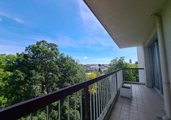 Bel appartement T6 de 160 m² avec triple exposition en étage élevé au sein de la Résidence de la Guylhomné