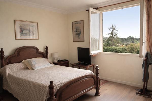 Mougins (06250) Maison T4 avec studio à vendre en Viager à Mougins – Vue exceptionnelle, quartier résidentiel, grand terrai