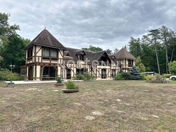 Domaine privé 5 ha bord de rivière, piscine couverte avec plage, suites haut-de-gamme, géothermie. Contactez-nous pour visite et projet d'exception.
