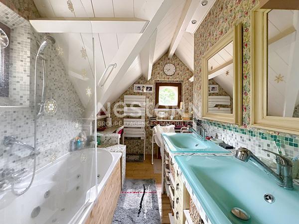 Domaine privé 5 ha bord de rivière, piscine couverte avec plage, suites haut-de-gamme, géothermie. Contactez-nous pour visite et projet d'exception.