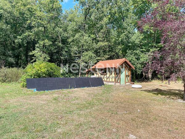 Domaine privé 5 ha bord de rivière, piscine couverte avec plage, suites haut-de-gamme, géothermie. Contactez-nous pour visite et projet d'exception.