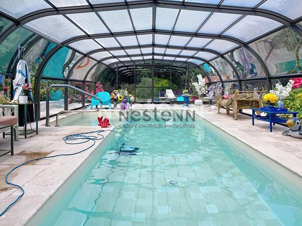 Domaine privé 5 ha bord de rivière, piscine couverte avec plage, suites haut-de-gamme, géothermie. Contactez-nous pour visite et projet d'exception.