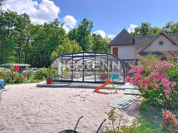 Domaine privé 5 ha bord de rivière, piscine couverte avec plage, suites haut-de-gamme, géothermie. Contactez-nous pour visite et projet d'exception.