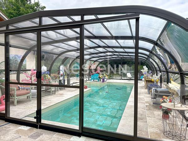 Domaine privé 5 ha bord de rivière, piscine couverte avec plage, suites haut-de-gamme, géothermie. Contactez-nous pour visite et projet d'exception.