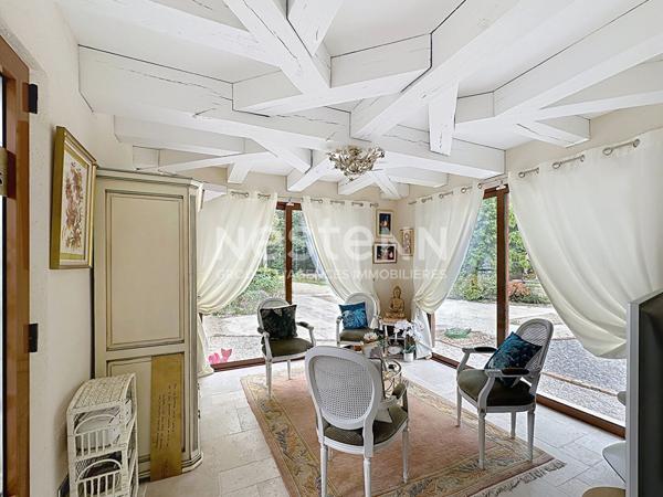 Domaine privé 5 ha bord de rivière, piscine couverte avec plage, suites haut-de-gamme, géothermie. Contactez-nous pour visite et projet d'exception.