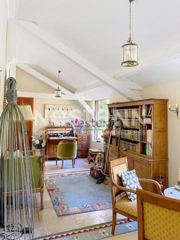 Domaine privé 5 ha bord de rivière, piscine couverte avec plage, suites haut-de-gamme, géothermie. Contactez-nous pour visite et projet d'exception.