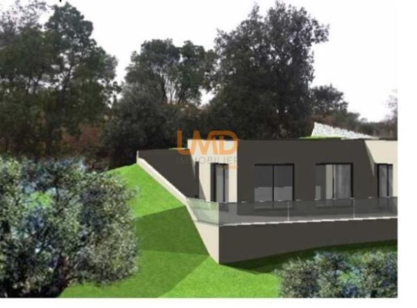 Terrain avec permis et fondations d'une maison