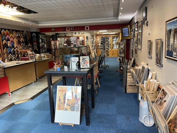 Local commercial en rez-de-chaussée d'un petit immeuble en copropriété, environ 76m2, garage