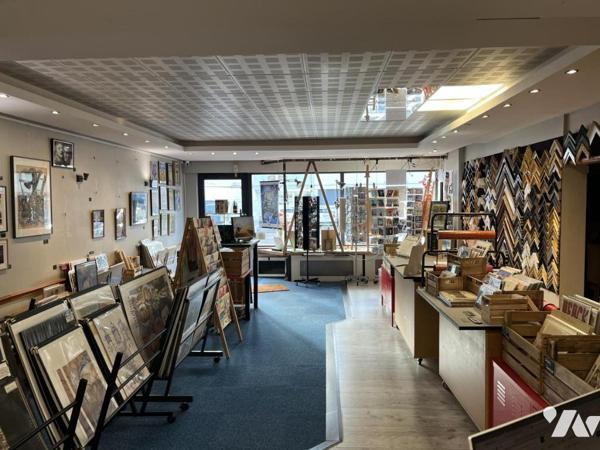 Local commercial en rez-de-chaussée d'un petit immeuble en copropriété, environ 76m2, garage