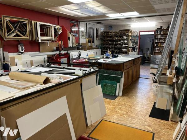 Local commercial en rez-de-chaussée d'un petit immeuble en copropriété, environ 76m2, garage