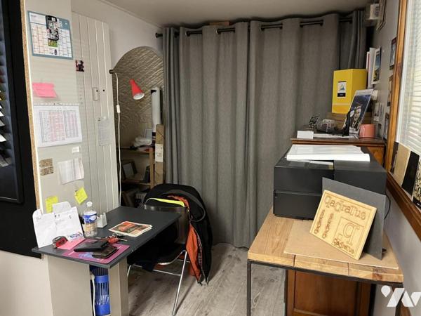 Local commercial en rez-de-chaussée d'un petit immeuble en copropriété, environ 76m2, garage