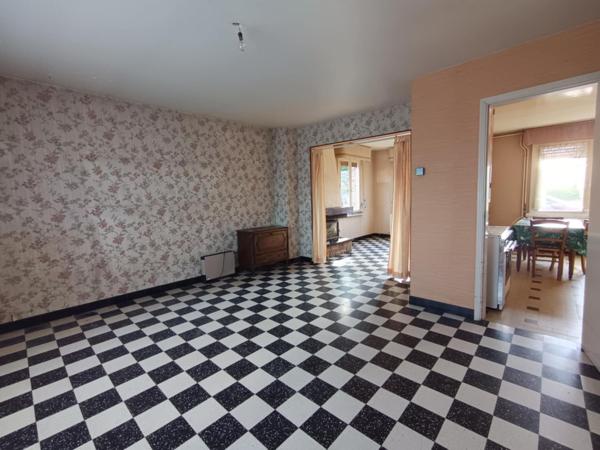 Maison? Grange? Dépendances? Ecurie? Poulailler? Jardin? Cour  Dans un secteur calme?