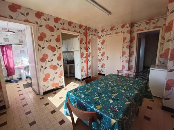 Maison? Grange? Dépendances? Ecurie? Poulailler? Jardin? Cour  Dans un secteur calme?