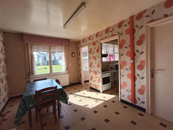 Maison? Grange? Dépendances? Ecurie? Poulailler? Jardin? Cour  Dans un secteur calme?