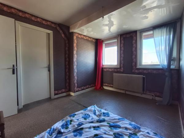 Maison? Grange? Dépendances? Ecurie? Poulailler? Jardin? Cour  Dans un secteur calme?