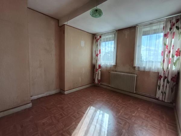 Maison? Grange? Dépendances? Ecurie? Poulailler? Jardin? Cour  Dans un secteur calme?