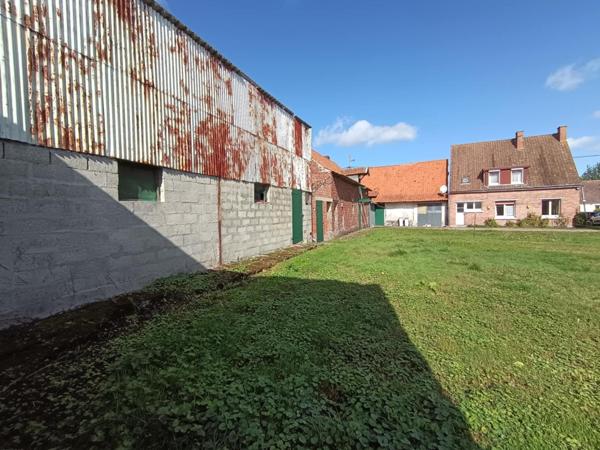 Maison? Grange? Dépendances? Ecurie? Poulailler? Jardin? Cour  Dans un secteur calme?