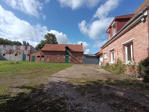 Maison? Grange? Dépendances? Ecurie? Poulailler? Jardin? Cour  Dans un secteur calme?