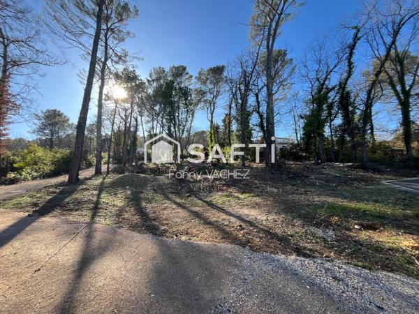 Terrain à bâtir 1545m2 à TOURRETTES (83440)
