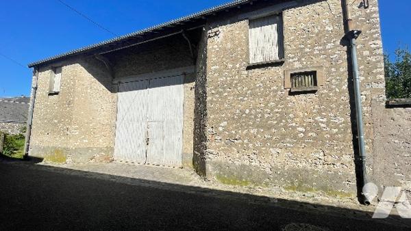 TOURY GRANGE avec un beau volume de 218m2 sol bétonné et jardin attenant de 284m2