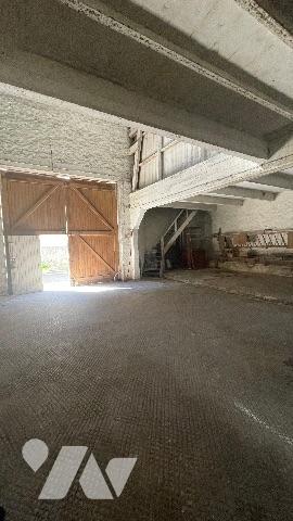 TOURY GRANGE avec un beau volume de 218m2 sol bétonné et jardin attenant de 284m2