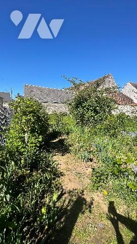 TOURY GRANGE avec un beau volume de 218m2 sol bétonné et jardin attenant de 284m2