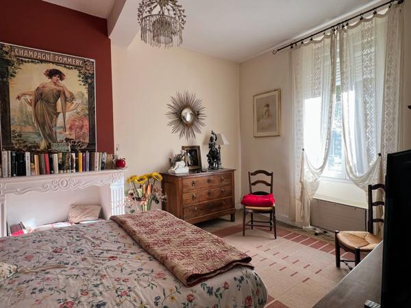 Lézignan-Corbières (11200) LEZIGNAN CORBIERES - IMMEUBLE = MAISON D'HABITATION AVEC REZ DE CHAUSSEE A USAGE COMMERCIAL