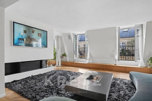 Appartement en dernier étage avec balcon filant - Champs Elysées