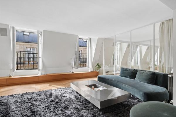 Appartement en dernier étage avec balcon filant - Champs Elysées