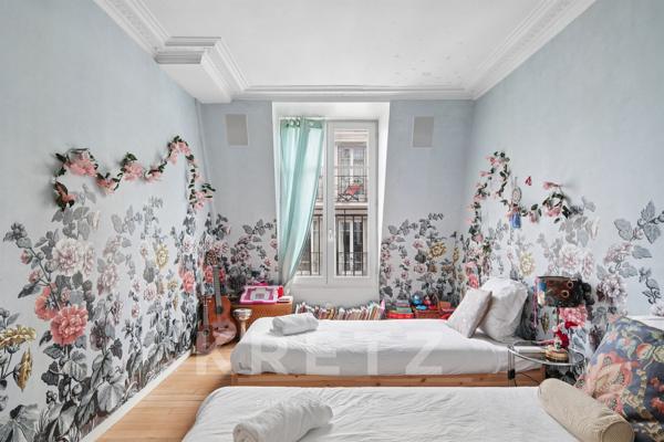 Appartement en dernier étage avec balcon filant - Champs Elysées
