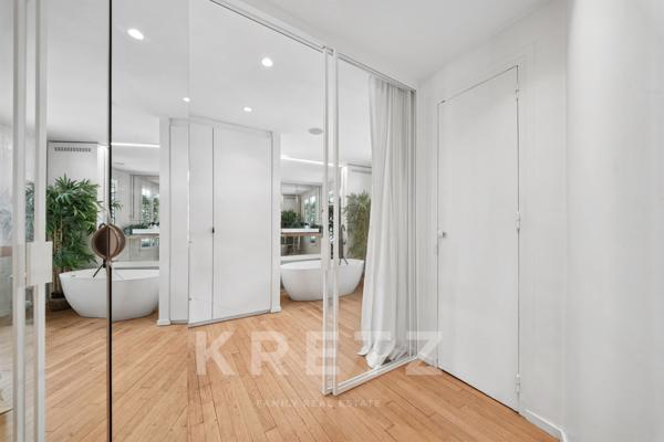 Appartement en dernier étage avec balcon filant - Champs Elysées