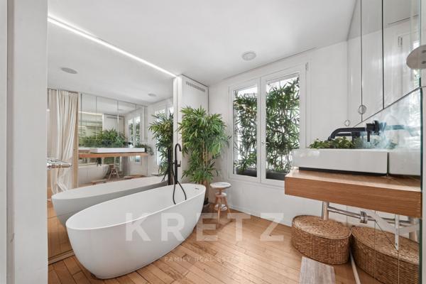 Appartement en dernier étage avec balcon filant - Champs Elysées