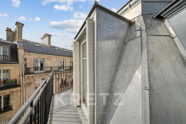 Appartement en dernier étage avec balcon filant - Champs Elysées