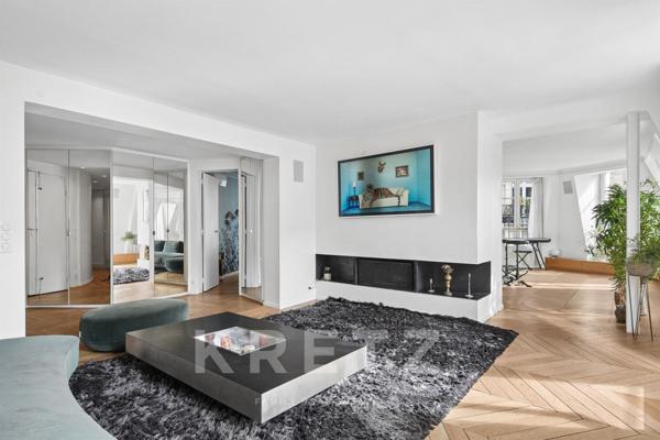 Appartement en dernier étage avec balcon filant - Champs Elysées