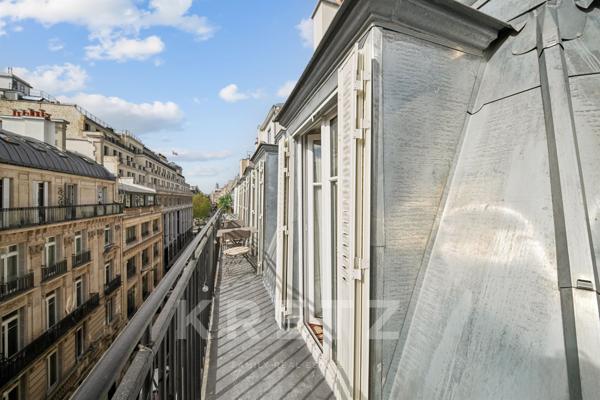Appartement en dernier étage avec balcon filant - Champs Elysées