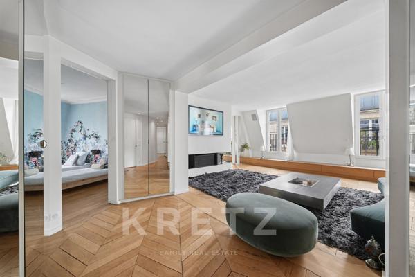 Appartement en dernier étage avec balcon filant - Champs Elysées