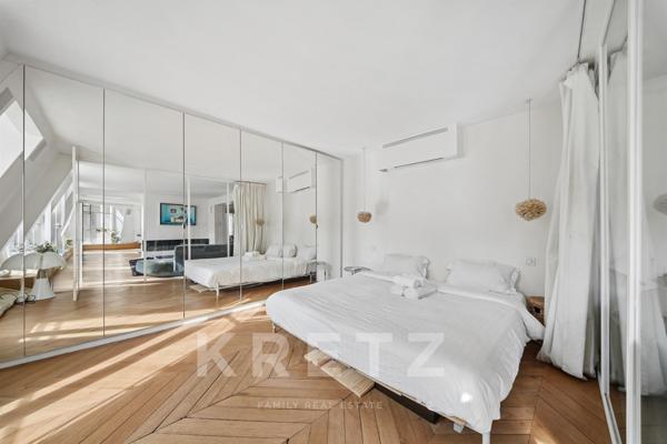 Appartement en dernier étage avec balcon filant - Champs Elysées
