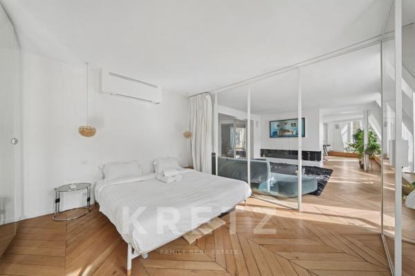 Appartement en dernier étage avec balcon filant - Champs Elysées