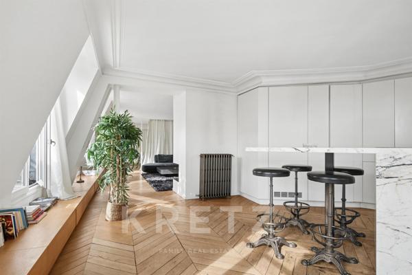 Appartement en dernier étage avec balcon filant - Champs Elysées