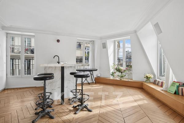 Appartement en dernier étage avec balcon filant - Champs Elysées